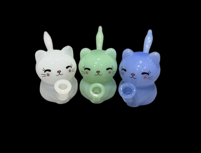 Antique-style Tricolor Gemstone Three Cats Mini Bubbler – High Borosilicate Glass Handblown Pipe
中文： 古典風格三色寶玉三貓迷你水煙壺 – 高硼硅玻璃手工吹製煙管