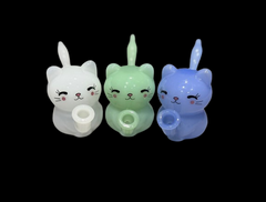 Antique-style Tricolor Gemstone Three Cats Mini Bubbler – High Borosilicate Glass Handblown Pipe
中文： 古典風格三色寶玉三貓迷你水煙壺 – 高硼硅玻璃手工吹製煙管